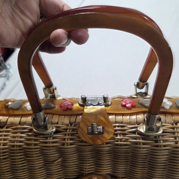 Elegant Tan Wicker Shoulder Bag with Floral Accents - Picture 2 of 11